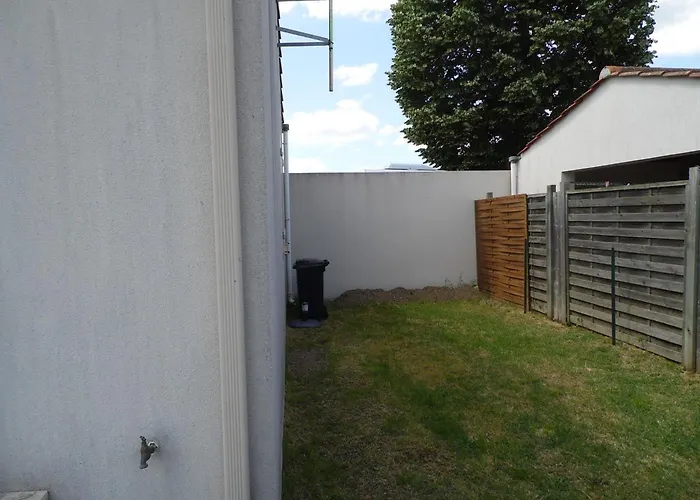 Maisonnette De Plain-pied Proche Avec Parking A - Fr-1-194-438 *